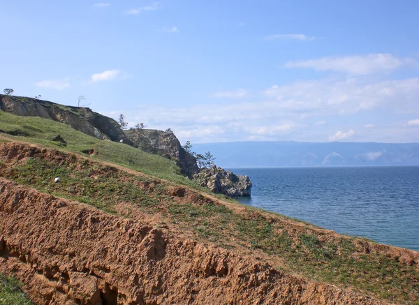 Rotsachtige kust van het Baikalmeer. — Stockfoto