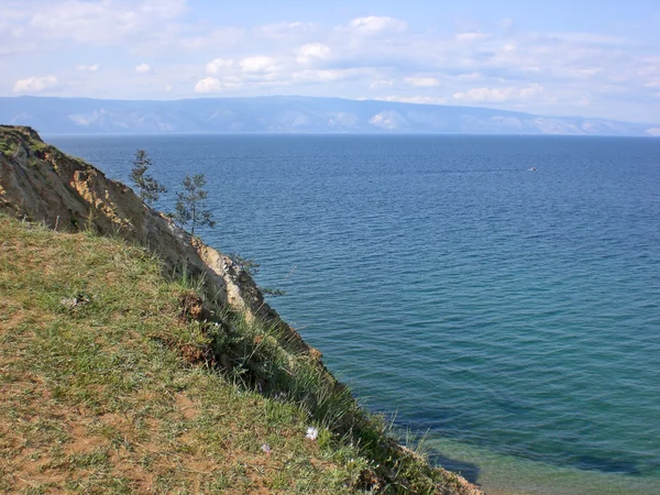 Rotsachtige kust van het Baikalmeer. — Stockfoto