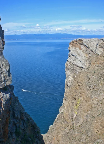 Rotsachtige kust van het Baikalmeer op eiland olkhon, Rusland — Stockfoto