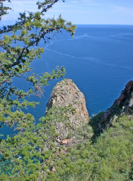 Klippiga kusten av Bajkalsjön på ön olkhon, Ryssland — Stockfoto