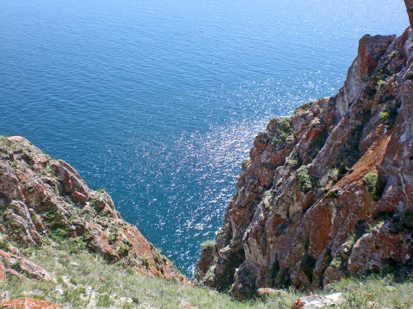 Skały na brzeg jeziora Bajkał na wyspie olkhon, Federacja Rosyjska — Zdjęcie stockowe