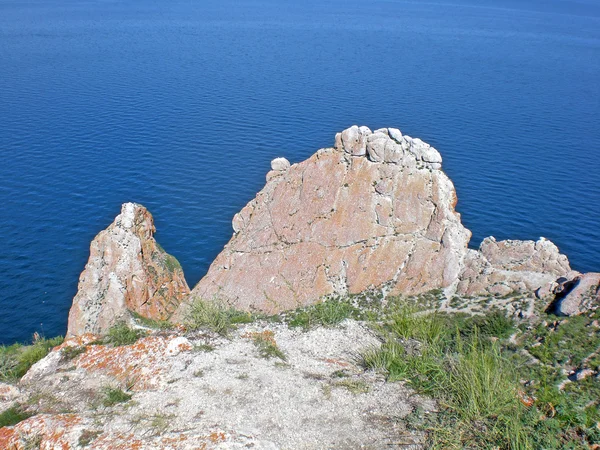 Rotsen aan de wal van het Baikalmeer op eiland olkhon, Rusland — Stockfoto