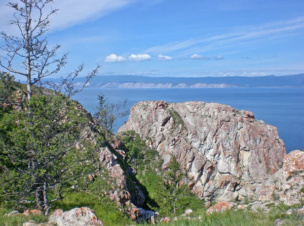 Pantai berbatu danau Baikal di pulau Olkhon, Rusia — Stok Foto