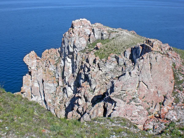 Скалы на берегу озера Байкал на острове Ольхон, Россия — стоковое фото