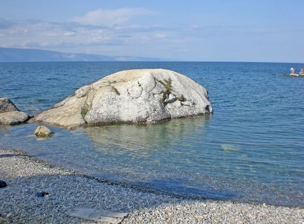 Der große Stein am Ufer des Baikalsees auf der Insel Olchon, Russland — Stockfoto