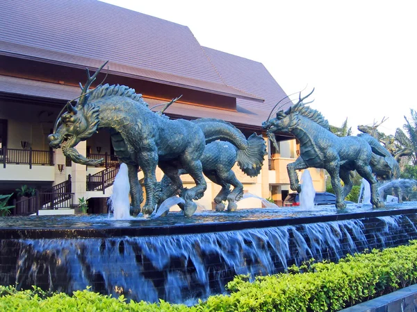 Fontein met beelden in de stad van pattaya, thailand — Stockfoto
