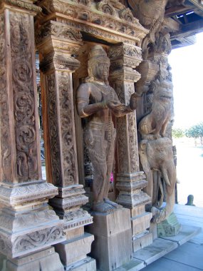 heykeller ve bir iç bir altında inşaat Budist ahşap tapınak doğru pattaya, Tayland