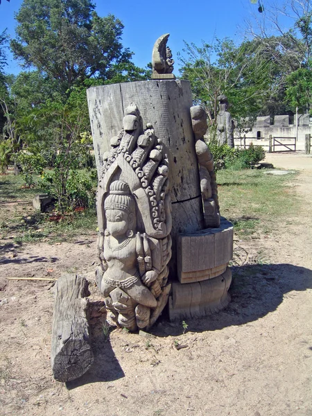 木製の宗教について True パタヤ タイの木造寺院の庭の彫刻します — ストック写真