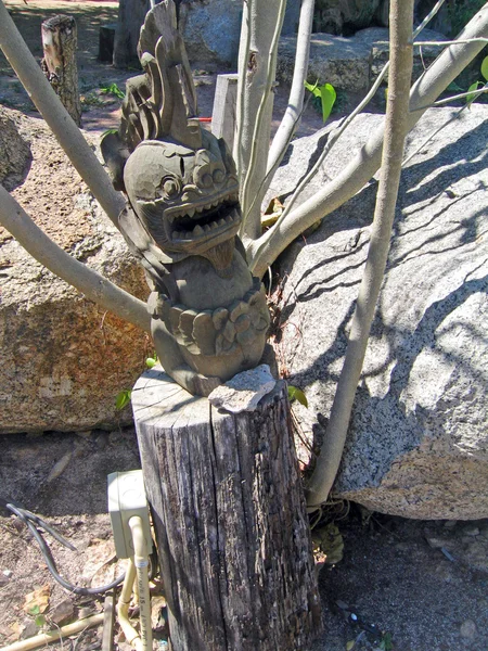 木製の宗教について True パタヤ タイの木造寺院の庭の彫刻します — ストック写真