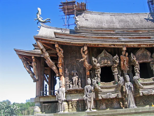Фрагмент послугами під будівництво буддійських дерев'яний храм істина — стокове фото