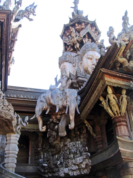 Bir parçası bir inşaat Budist ahşap Tapınağı true altında — Stok fotoğraf