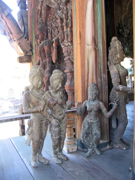 Sculpturen in interieur boeddhistische houten tempel True — Stockfoto
