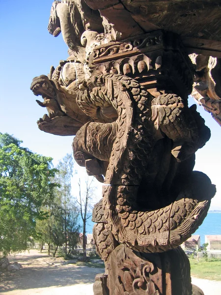雕塑和内部的下建设佛教木寺的 True 芭堤雅 — 图库照片