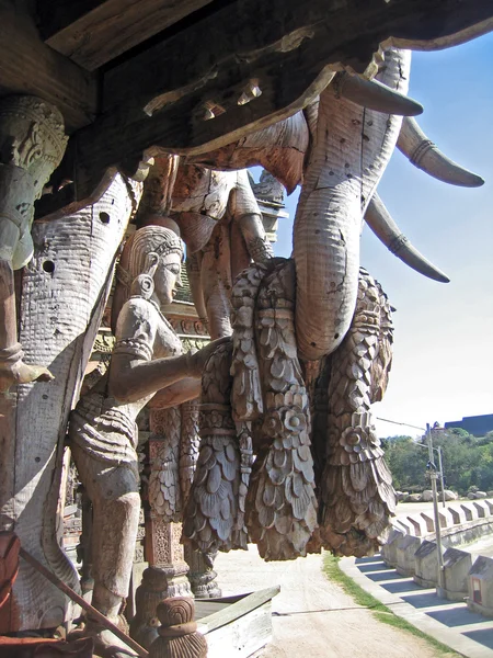 Sculpturen in interieur boeddhistische houten tempel True — Stockfoto