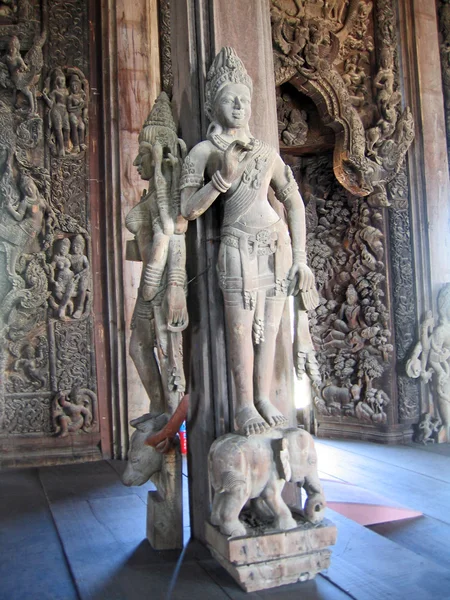 Szobrok a belső buddhista fából készült templom-igaz — Stock Fotó