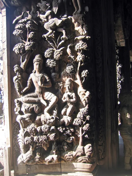 Rzeźby w wnętrze drewnianej świątyni buddyjskiej true — Zdjęcie stockowe
