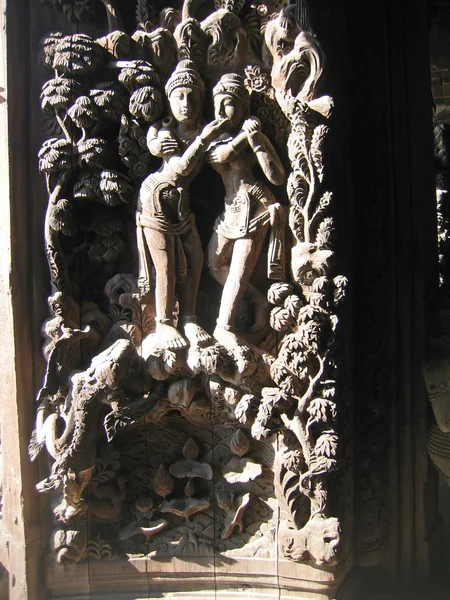 Sochy v interiéru dřevěný chrám buddhistické pravda — Stock fotografie