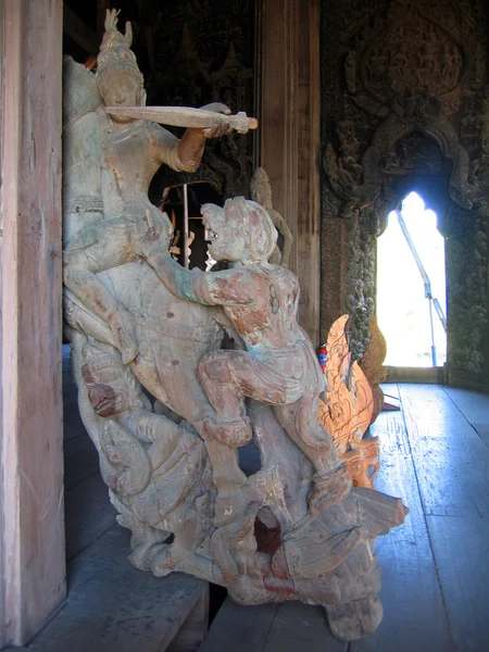 彫刻とのインテリア True パタヤ タイの木造寺院建設の下で — ストック写真