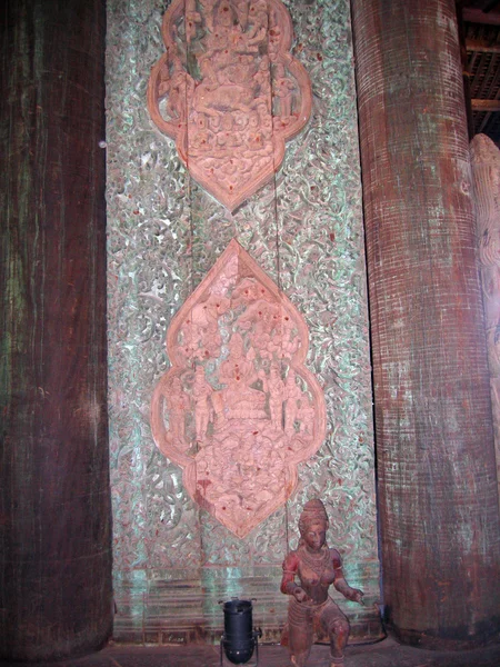 Rzeźby w wnętrze drewnianej świątyni buddyjskiej true — Zdjęcie stockowe