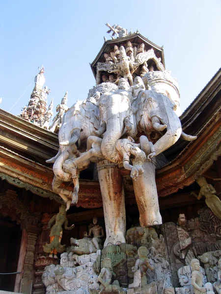 A töredék egy építési fa buddhista templom igaz alatt — Stock Fotó