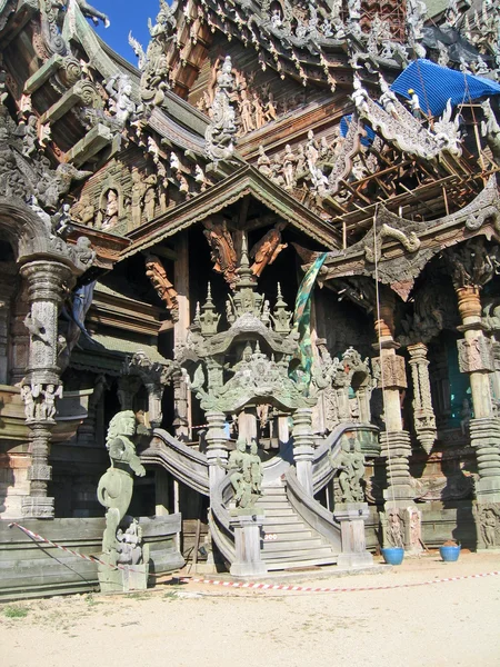 Fragment of an under construction Buddhist wooden temple of True — Stock Photo, Image
