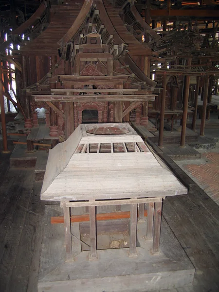 Sculptures dans le temple bouddhiste intérieur en bois de True — Photo