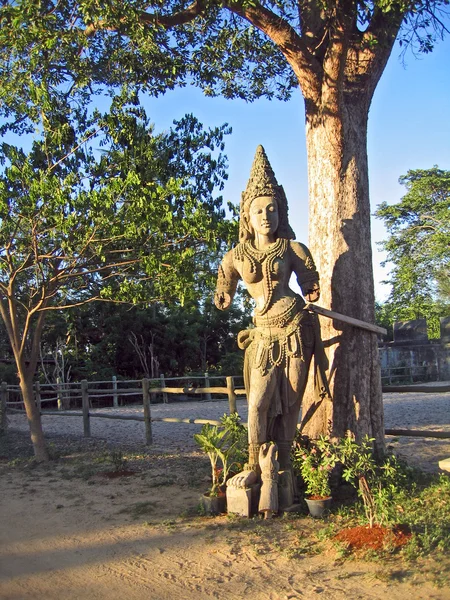 Houten Religieuze Sculptuur Een Tuin Boeddhistische Houten Tempel Van Waar — Stockfoto