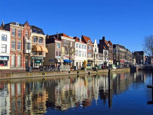 Países Bajos, muelle en la ciudad de Leiden Imagen de archivo