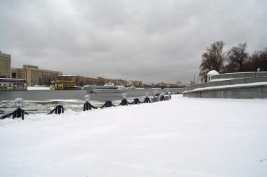 pushkinsky rıhtım ve nehir kış, Moskova, Rusya