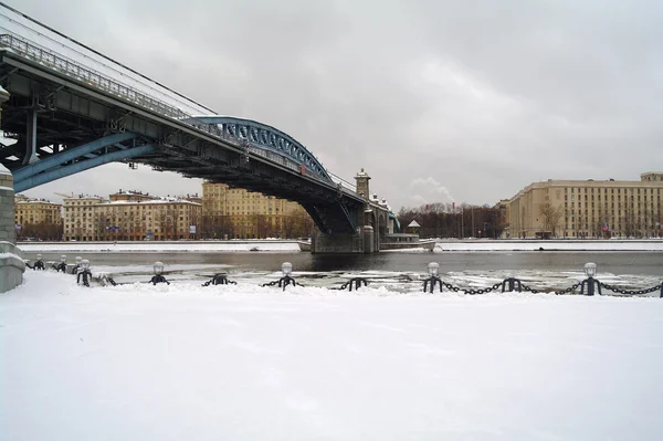 De pushkinsky-brug en de rivier in de winter, Moskou — Stockfoto