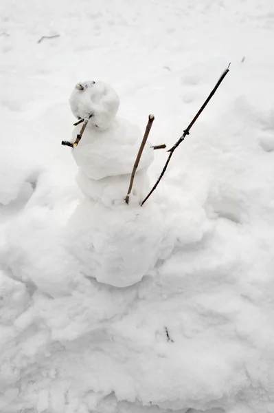 O boneco de neve na neve, Moscou, Rússia — Fotografia de Stock