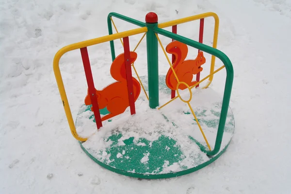 La rotonda infantil en el jardín no aburrido en invierno, Moscú, Rusia — Foto de Stock
