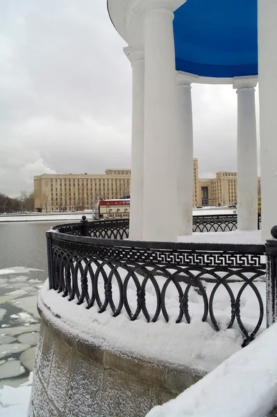 Rotunda Fragment Park Bittere Winter Tegen Rivier Moskou Rusland — Stockfoto
