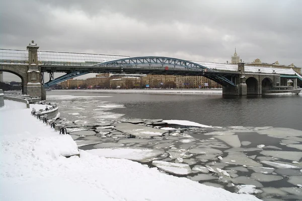 Pushkinsky мосту та річки взимку, Москва Стокове Зображення