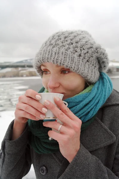 La joven chica blanca congelada bebe té caliente en el invierno — Foto de Stock