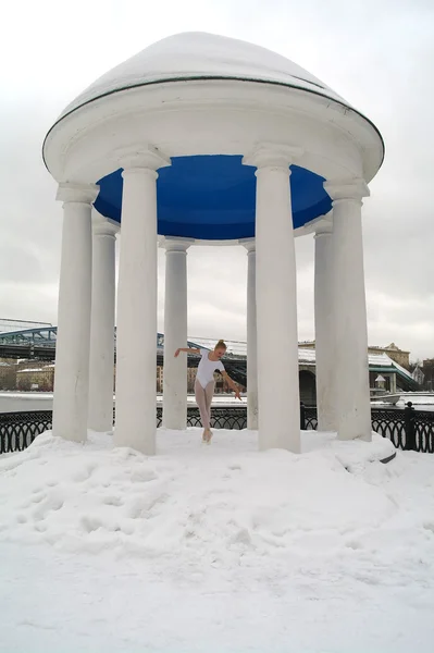 雪地上 公园苦 莫斯科 俄罗斯的圆形建筑冬天的舞蹈芭蕾舞剧芭蕾舞 — 图库照片