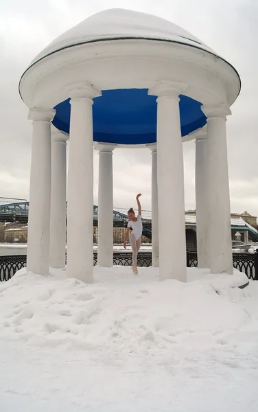 Балерина в Ротонде танцует балет зимой на снегу — стоковое фото