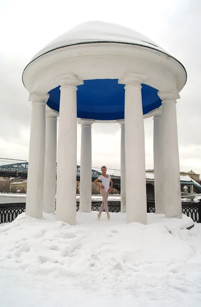 A bailarina na Rotunda dança o balé no inverno na neve — Fotografia de Stock