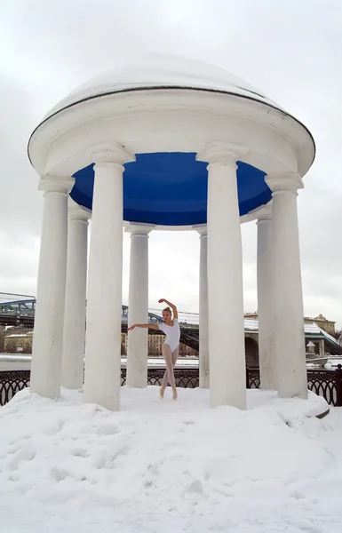 Baleriny w rotundzie tańczy balet zimą na śniegu — Zdjęcie stockowe