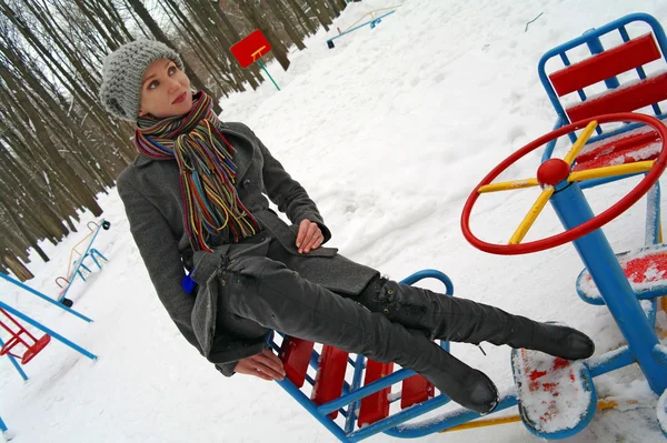 Ragazza Siede Una Rotonda Bambini Parco Nell Inverno Mosca Russia — Foto Stock