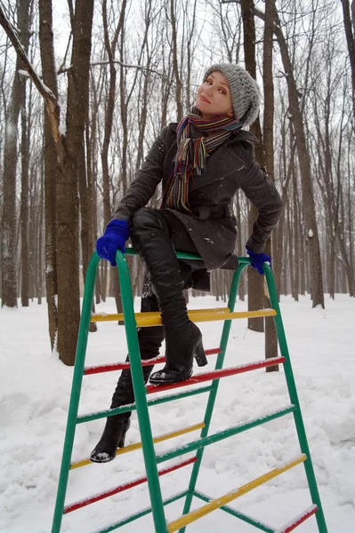Ragazza Siede Disegno Bambini Parco Nell Inverno Mosca Russia — Foto Stock