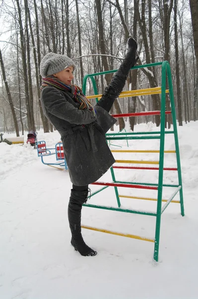 Het Meisje Kost Ongeveer Een Kinder Ontwerp Park Winter Moskou — Stockfoto