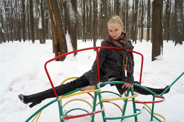 Ragazza Siede Uno Spago Progetto Bambini Parco Nell Inverno Mosca — Foto Stock