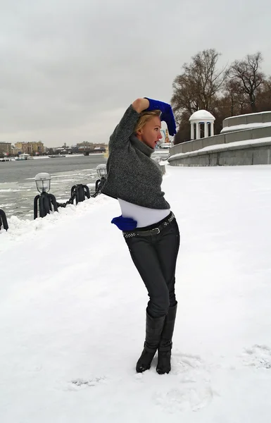 La fille danse en hiver sur la neige, Moscou — Photo