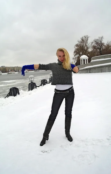 Pigen danser om vinteren på sne, Moskva - Stock-foto