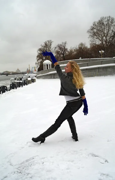 Девушка Танцует Зимой Снегу Пушкинской Набережной Москва Россия — стоковое фото