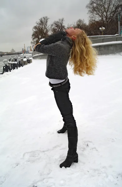 Pigen Danser Vinteren Sne Pushkinsky Kaj Moskva Rusland - Stock-foto