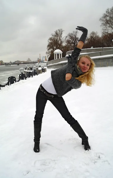 La muchacha baila en invierno sobre la nieve, Moscú — Foto de Stock