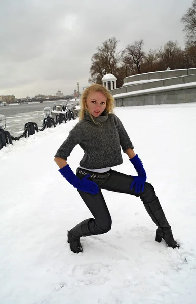 Девушка танцует зимой на снегу, Москва — стоковое фото