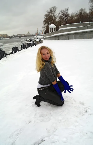 Het Meisje Zit Winter Sneeuw Pushkinsky Quay Moskou Rusland — Stockfoto